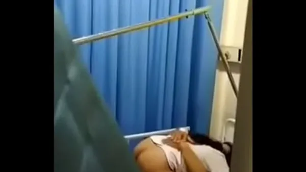 Nurse is caught having sex with patient ڈرائیو کلپس دکھائیں