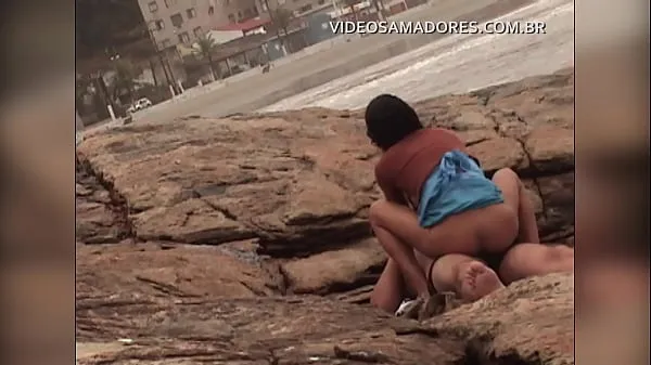 إظهار مقاطع محرك الأقراص Busted video shows man fucking mulatto girl on urbanized beach of Brazil