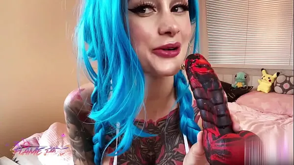 Εμφάνιση κλιπ μονάδας δίσκου Tattoed Babe Masturbate Pussy Dragon Dick and Squirting Orgasm