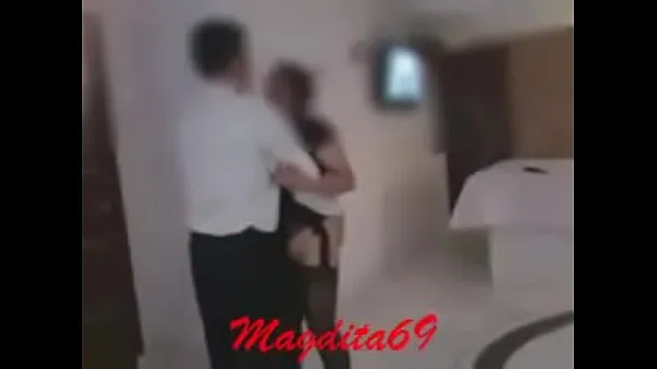 Εμφάνιση κλιπ μονάδας δίσκου Dancing in motel with taster in front of husband