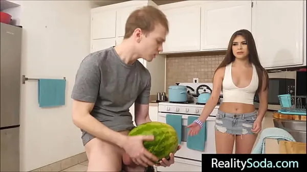 Tunjukkan step Brother fucks stepsister instead of watermelon Klip pemacu