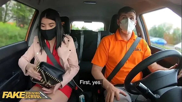 Hiển thị Fake Driving School Lady Dee sucks instructor’s disinfected burning cock lái xe Clips