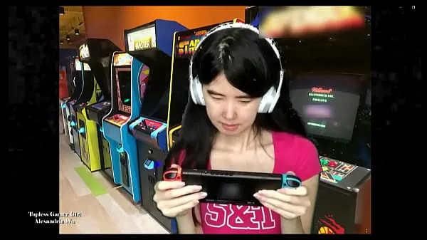 Visa Topless Asian Gamer Girl enhetsklipp