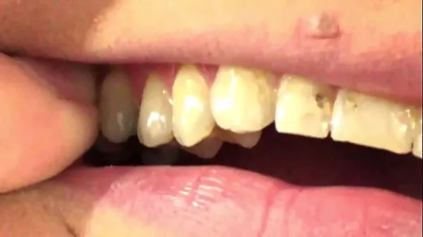 Tunjukkan Mouth Vore Close Up Of Fifi Foxx Eating Gummy Bears Klip pemacu
