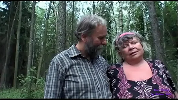 Näytä The girl looking for sees an older lady with big tits fucking with her old husband and gets very horny ajoleikettä