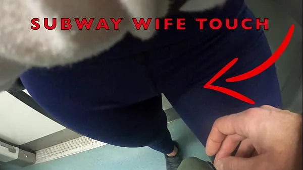 Vis My Wife Let Older Unknown Man to Touch her Pussy Lips Over her Spandex Leggings in Subway stasjonsklipp