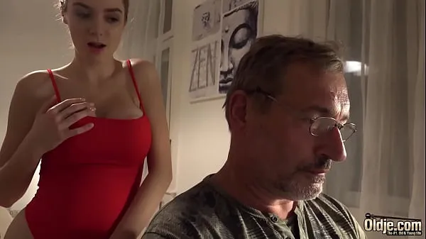 Prikaži Bald old man puts his cock inside teen pussy and fucks her posnetke pogona