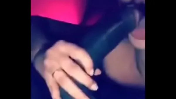 Prikaži Big Ass White Girl do a Sloppy Blowjob on a Big Black Cock 1/2 Entire Video posnetke pogona