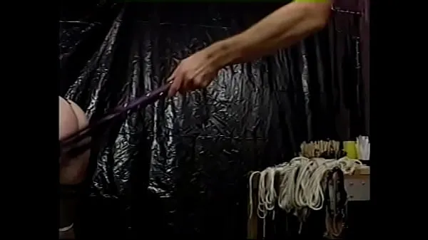 Маледом связывает тощую брюнетку пуму веревками и зажимами для сосков в своем логове