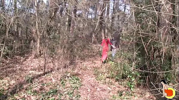Naughty stewardess Gaby loves to be fucked into the woods meghajtó klip megjelenítése