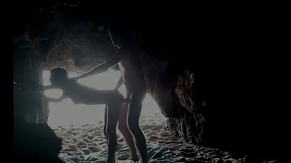 Εμφάνιση κλιπ μονάδας δίσκου At the beach, hidden inside the cave
