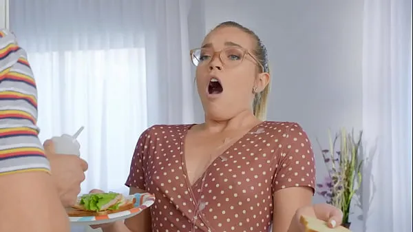 Pokaż klipy She Likes Her Cock In The Kitchen / Brazzers scene from napędu