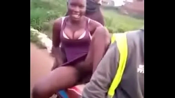 African girl finally claimed the bike meghajtó klip megjelenítése