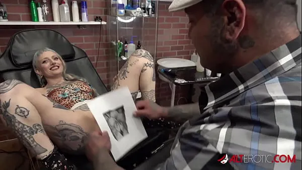 Εμφάνιση κλιπ μονάδας δίσκου River Dawn Ink sucks cock after her new pussy tattoo