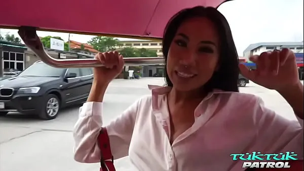 Beautiful XXX model Fernie Thai fucked by horny stud at Tuk Tuk Patrol ڈرائیو کلپس دکھائیں