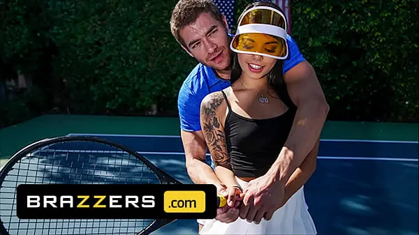 Show Xander Corvus) Massages (Gina Valentinas) Foot To Ease Her Pain They End Up Fucking - Brazzers drive Clips