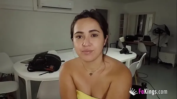 Tampilkan Andrea, Latina, wants a WILD FUCK with a professional cock drive Klip