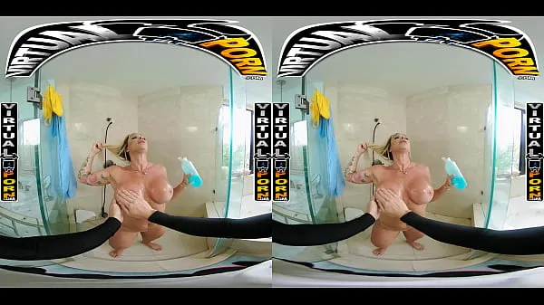 Prikaži Busty Blonde MILF Robbin Banx Seduces Step Son In Shower posnetke pogona