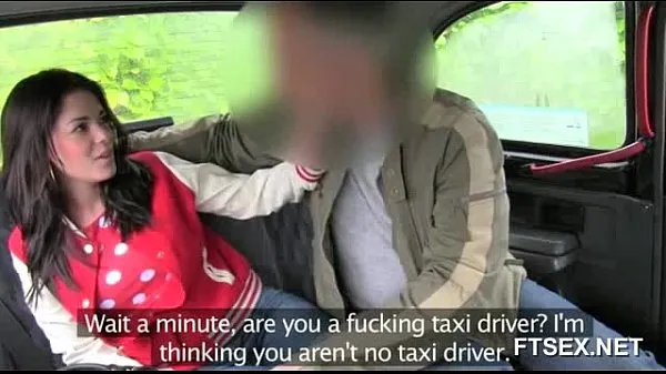 Vis Brunette babe doesn't want to pay the taxi driver stasjonsklipp
