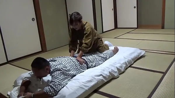 Tunjukkan Seducing a Waitress Who Came to Lay Out a Futon at a Hot Spring Inn and Had Sex With Her! The Whole Thing Was Secretly Caught on Camera in the Room Klip pemacu