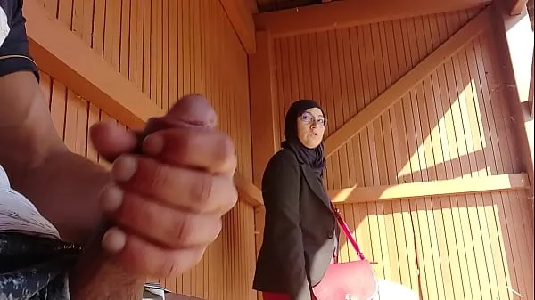 Tunjukkan young boy shocks this muslim girl who was waiting for her bus with his big cock, OMG !!! someone surprised them; he might have problems and run away Klip pemacu
