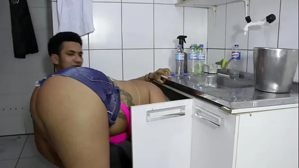 Hiển thị The cocky plumber stuck the pipe in the ass of the naughty rabetão. Victoria Dias and Mr Rola lái xe Clips