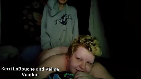 Trans Girl Kerri Fucks Velma Voodoo 드라이브 클립 표시