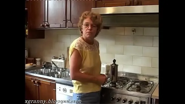 Näytä Ugly granny ass fucks ajoleikettä