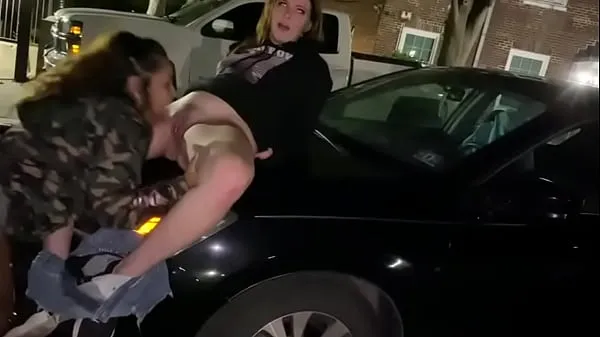 Whore eating friend pussy in streets meghajtó klip megjelenítése