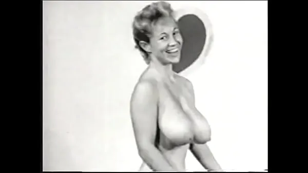Vis Nude model with a gorgeous figure takes part in a porn photo shoot of the 50s drev Clips