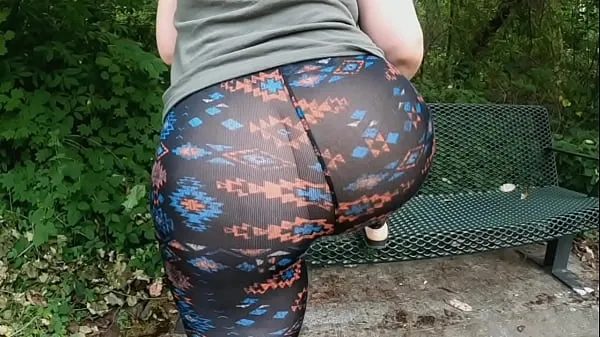 Mom Huge Ass See Thru Leggings Public Trail meghajtó klip megjelenítése