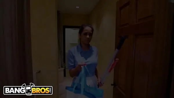 BANGBROS - Julia Ann Catches Step Son Perving On Latin Maid Abby Lee Brazil meghajtó klip megjelenítése