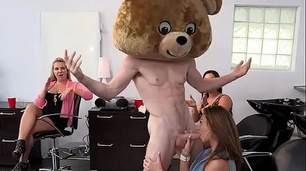 Zobrazit klipy z disku DANCINGBEAR - Interracial Crew Of Cock Hungry Whores Eating Male Strippers Alive