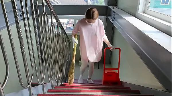 Prikaži Korean female part-timer - wearing short shorts and cleaning the office stairs, no bra posnetke pogona