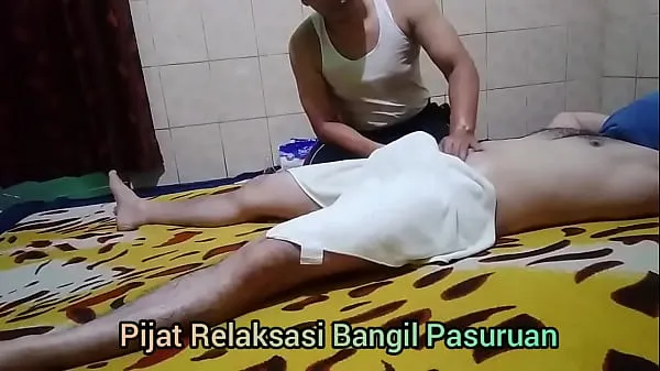 แสดง Straight man gets hard during Thai massage คลิปการขับเคลื่อน