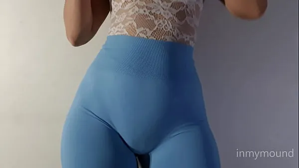 Puffy pussy girl in blue leggings and a big tits showing off meghajtó klip megjelenítése