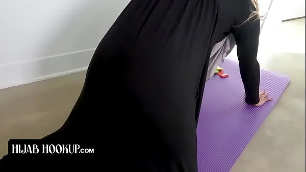 Vis Hijab Hookup - Slender Muslim Girl In Hijab Surprises Instructor As She Strips Of Her Clothes stasjonsklipp
