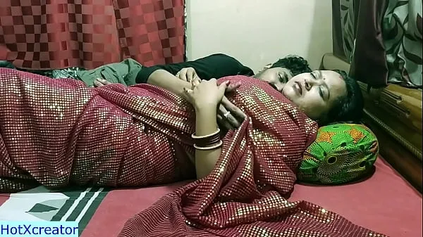 Tunjukkan Indian hot married bhabhi honeymoon sex at hotel! Undress her saree and fuck Klip pemacu