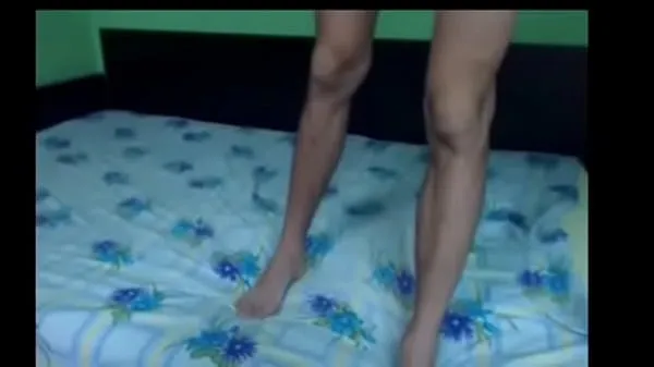 Näytä Young Hungarian boy shows off feet and ass and cums for the cam ajoleikettä