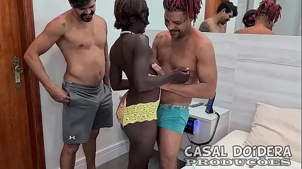 Εμφάνιση κλιπ μονάδας δίσκου Brazilian petite black girl on her first time on porn end up doing anal sex on this amateur interracial threesome