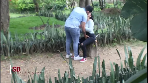 Hiển thị SPYING ON A COUPLE IN THE PUBLIC PARK lái xe Clips
