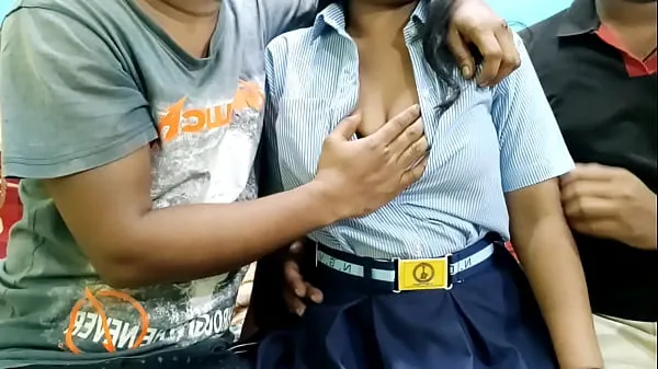 Hiển thị जबरदस्ती करके दो लड़कों ने कॉलेज गर्ल को चोदा|हिंदी क्लियर वाइस lái xe Clips