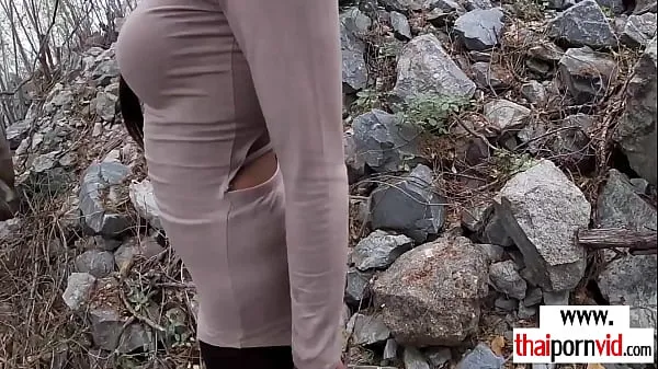 Skinny amateur Thai teen Cherry emptying her BFs saturated balls outdoor meghajtó klip megjelenítése