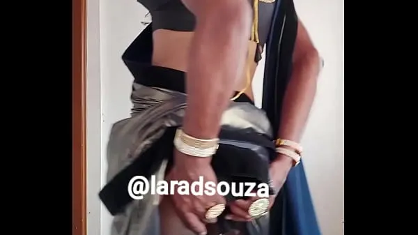 Visa Indian crossdresser slut Lara D'Souza sexy video in lycra saree part 2 enhetsklipp