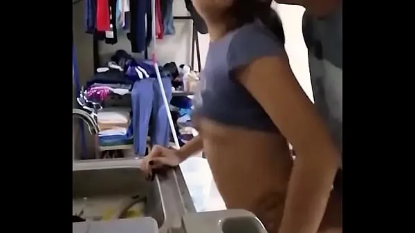 显示Cute amateur Mexican girl is fucked while doing the dishes驱动器剪辑