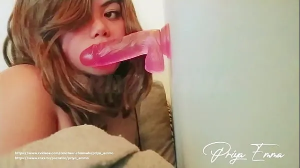 Best Ever Indian Arab Girl Priya Emma Sucking on a Dildo Closeup 드라이브 클립 표시