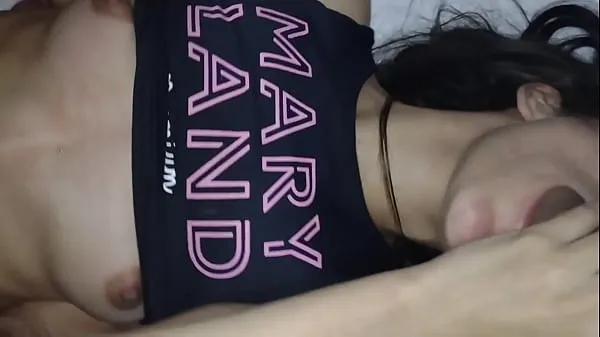 Zobraziť Novinha goes out with 3 guys and fucks without a condom and lets cum in her pussy and mouth (without her husband klipy z jednotky