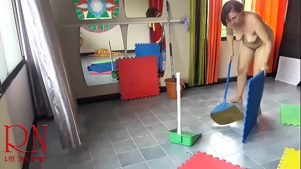 Nudist maid cleans the yoga room. A naked cleaner cleans mirrors, sweeps and mops the floor. scene 1 meghajtó klip megjelenítése