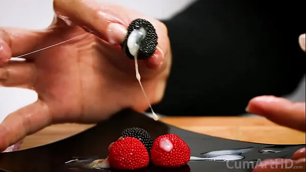 Zobrazit klipy z disku CFNM Handjob cum on candy berries! (Cum on food 3