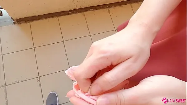 Prikaži Sexy neighbor in public place wanted to get my cum on her panties. Risky handjob and blowjob - Active by Nata Sweet posnetke pogona